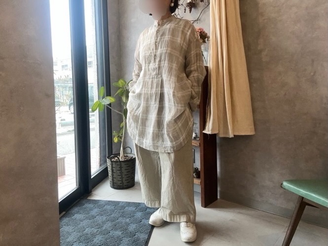 【軽やかに整う、大人のナチュラルスタイル】

透け感のあるリネンチェックに
やわらかな光が重なる一枚。

空気をまとったような軽やかさと、
ゆとりのあるシルエットが
心地よく身体に馴染みます。

トップスは、
Véritécoeurオリジナルのリネンボイル素材。
繊維から染め上げた糸が生み出す、
自然なムラと陰影のあるチェックが魅力です。

パンツは、
ハリのあるコットン素材に製品染めを施し、
程よいヴィンテージ感のある風合いに。

ゆったりとしたテーパードシルエットで、
リラックスしながらもすっきりとした印象に整えてくれます。

ナチュラルでありながら、
どこか洗練された佇まいに。

日常にそっと馴染む一着です。

⸻

#リネンコーデ #ナチュラルコーデ #大人カジュアル
#ワイドパンツコーデ #リラックススタイル
nukumori_zakka よりそう雑貨と服nukumori
福岡雑貨屋 福岡セレクトショップ 宇美町

ーーーーーーーーーーーーーーーーーー

よりそう雑貨と服【nukumori】
@nukumori_zakka

11:00ー17:00（定休日：水・日・祝）
糟屋郡宇美町宇美4-4-1-103

永く使えるものを取り揃えています。