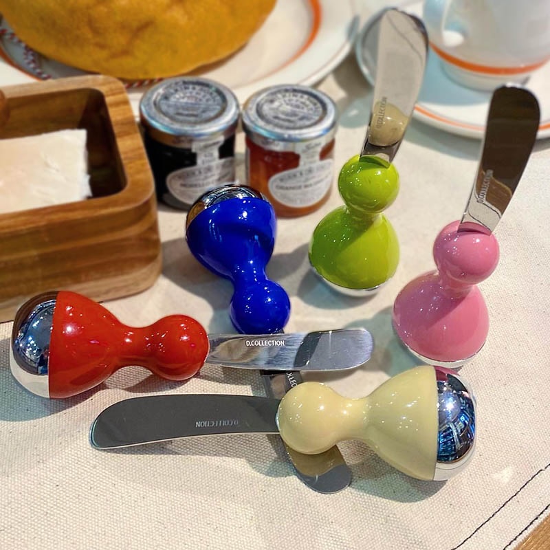 【食卓がちょっと楽しくなるアイテム】

コロンとした形が愛らしい
自立タイプのバターナイフ。

使いたいときにさっと手に取れて、
そのまま立てて置けるのも嬉しいポイントです。

バター用、ジャム用と色違いで揃えると、
食卓がぐっと明るく、楽しい雰囲気に。

お子さまでも使いやすく、
ちょっとした贈り物にもおすすめです。

一度使うと、つい手に取りたくなる。
そんな日常に寄り添うアイテムです。

⸻

■サイズ
H.140mm W.40mm D.40mm

■素材
18-0ステンレス／ABS樹脂（耐熱温度80℃）

※食洗機不可

⸻

#ダルトン #キッチン雑貨 #テーブルコーデ
#nukumori_zakka #福岡雑貨屋

ーーーーーーーーーーーーーーーーーー

よりそう雑貨と服【nukumori】
@nukumori_zakka

11:00ー17:00（定休日：水・日・祝）
糟屋郡宇美町宇美4-4-1-103

永く使えるものを取り揃えています。