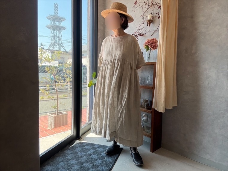【風をまとう、やさしいリネン】

ふわりと軽やかな
リネンギャザーワンピース。

透け感のある柔らかなリネンボイル素材は、
さらりとした肌触りで、これからの季節にも心地よい一枚です。

たっぷりと寄せられたギャザーが、
動くたびにやさしく揺れ、
自然と女性らしいシルエットに。

広がりすぎないAラインと、
柔らかく落ちるフレア袖が、
肩の力を抜いた大人の装いに寄り添ってくれます。

麦わら帽子やレザーシューズとも相性が良く、
一枚で雰囲気のあるコーディネートに。

暑い日にも、心地よく過ごせる
Veritecoeurらしいリネンワンピースです。

⸻

#veritecoeur #リネンワンピース #大人ナチュラル
#nukumori_zakka #福岡セレクトショップ

ーーーーーーーーーーーーーーーーーー

よりそう雑貨と服【nukumori】
@nukumori_zakka

11:00ー17:00（定休日：水・日・祝）
糟屋郡宇美町宇美4-4-1-103

永く使えるものを取り揃えています。
