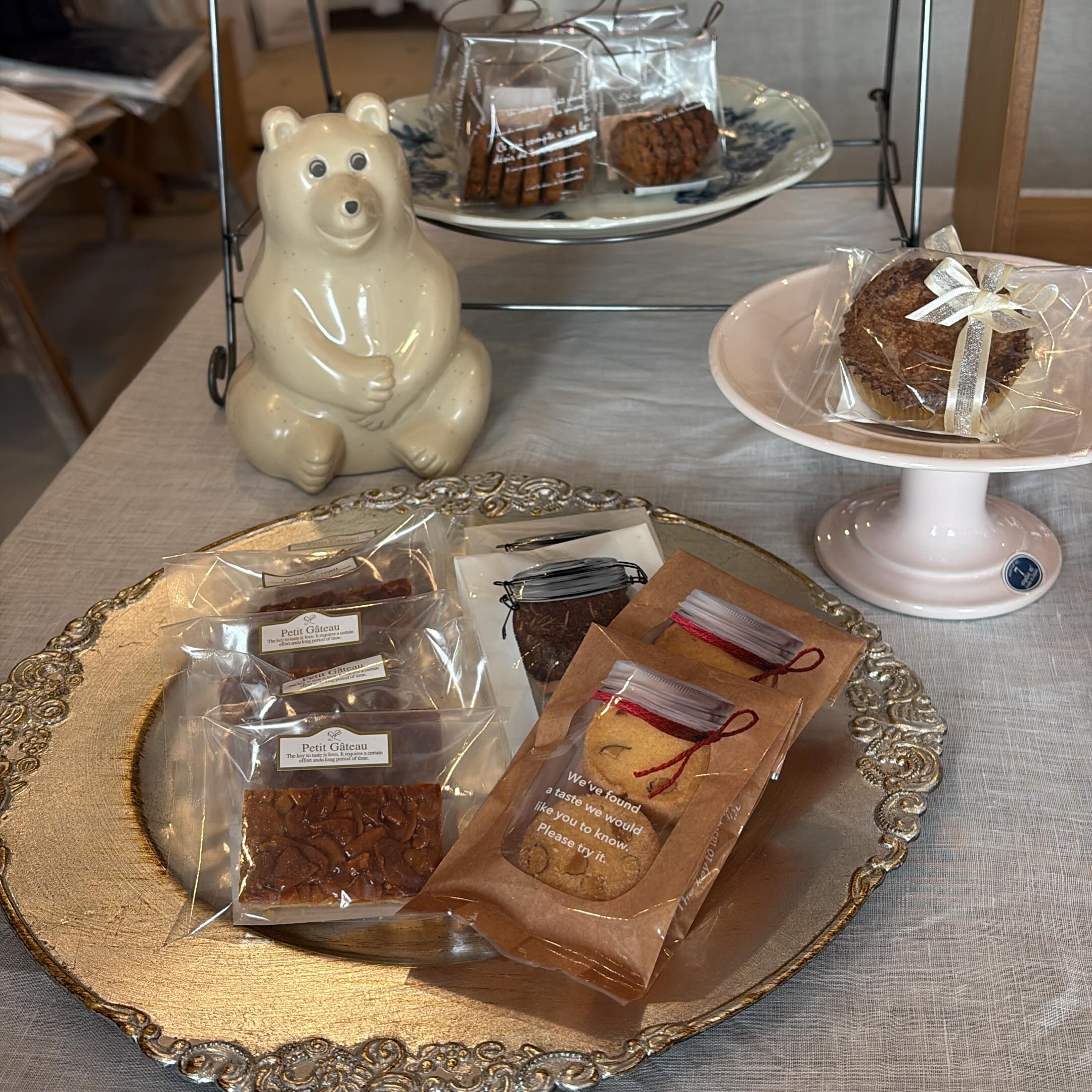 【Baked Sweets Morpho 焼き菓子が入荷しました】

粕屋町にある焼き菓子店
Baked Sweets Morpho（モルフォ)さんの焼き菓子を入荷しました。

ひとつひとつ丁寧に焼き上げられたクッキーやマドレーヌ。

素材の美味しさを大切にした、やさしい味わいのお菓子です。

忙しい毎日の中でほっと一息つくおやつ時間に。
お気に入りの器やカップと一緒に楽しむティータイムにもおすすめです。

ご自宅用にはもちろん、
ちょっとした贈りものにも喜ばれそうです。

nukumoriの店内に並ぶ雑貨や器とあわせて、
ぜひゆっくりご覧ください。

⸻

【Baked Sweets Morpho】

福岡県粕屋町にある焼き菓子店。

丁寧な手仕事を大切に、
クッキーやマドレーヌなどの焼き菓子を製作されています。

素材の風味を活かした、
やさしく親しみのある味わいが魅力です。

@baked_sweets_morpho 

⸻

#焼き菓子 #クッキー #マドレーヌ
#nukumori_zakka #福岡セレクトショップ

ーーーーーーーーーーーーーーーーーー

よりそう雑貨と服【nukumori】
@nukumori_zakka

11:00ー17:00（定休日：水・日・祝）

糟屋郡宇美町宇美4-4-1-103

永く使えるものを取り揃えています。